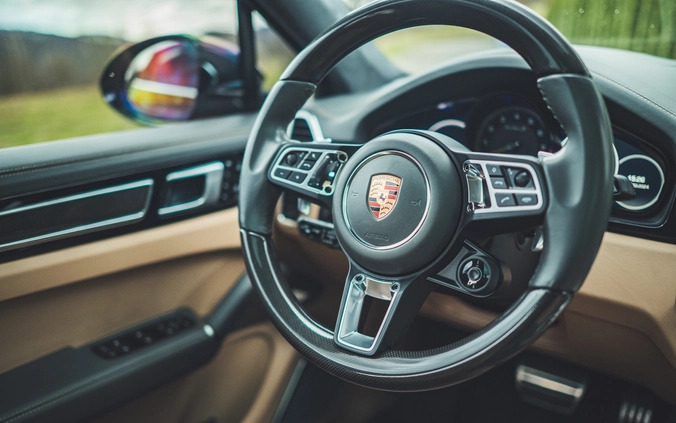 Porsche Cayenne cena 595000 przebieg: 54000, rok produkcji 2019 z Sanok małe 254